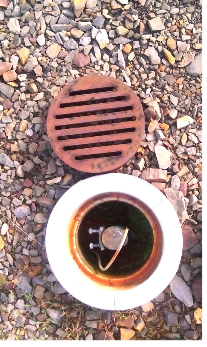 The Lyncole System XIT ground rod. The disconnected wire shown is not the main connector to the grounding system of the site. The main connection is underground.
