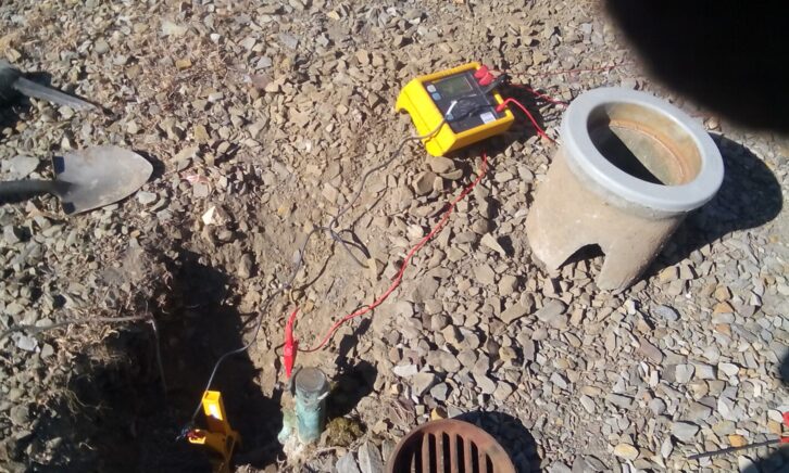Checking the main connection of the ground system. The clamp is used to check the ground resistance even with the ground system connected to the ground rod.