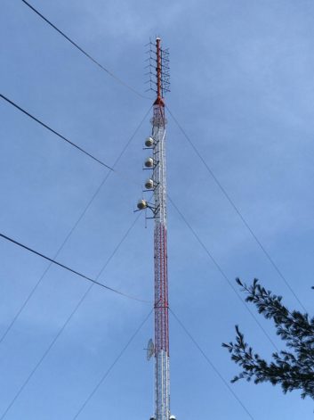Dielectric FM antenna for WSEW