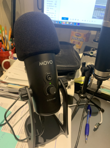 Movo UM700 microphone on author's desktop