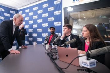 Bruce Avery talks to student journalists on election day i 2018