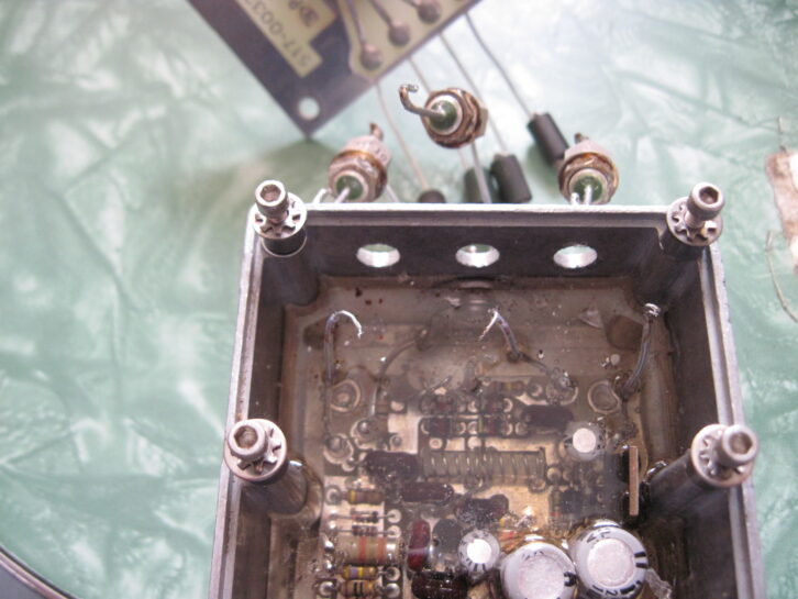 Fig. 3: The feedthrough wiring has been removed from the oscillator module.