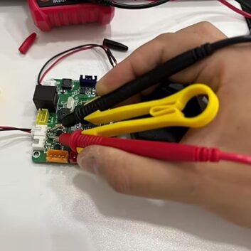 O’scope probes can be held snugly, permitting measurements with one hand.