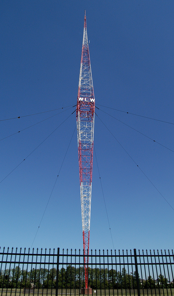 The single Blaw-Knox transmission tower for radio station WLW-AM in Cincinnati, Ohio. Credit: Joanna Poe/Wikimedia Commons