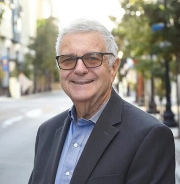 Headshot of Larry Magid standing along a city street