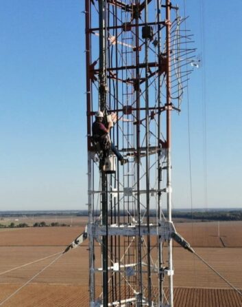 Tower crews install the temporary antenna this August.